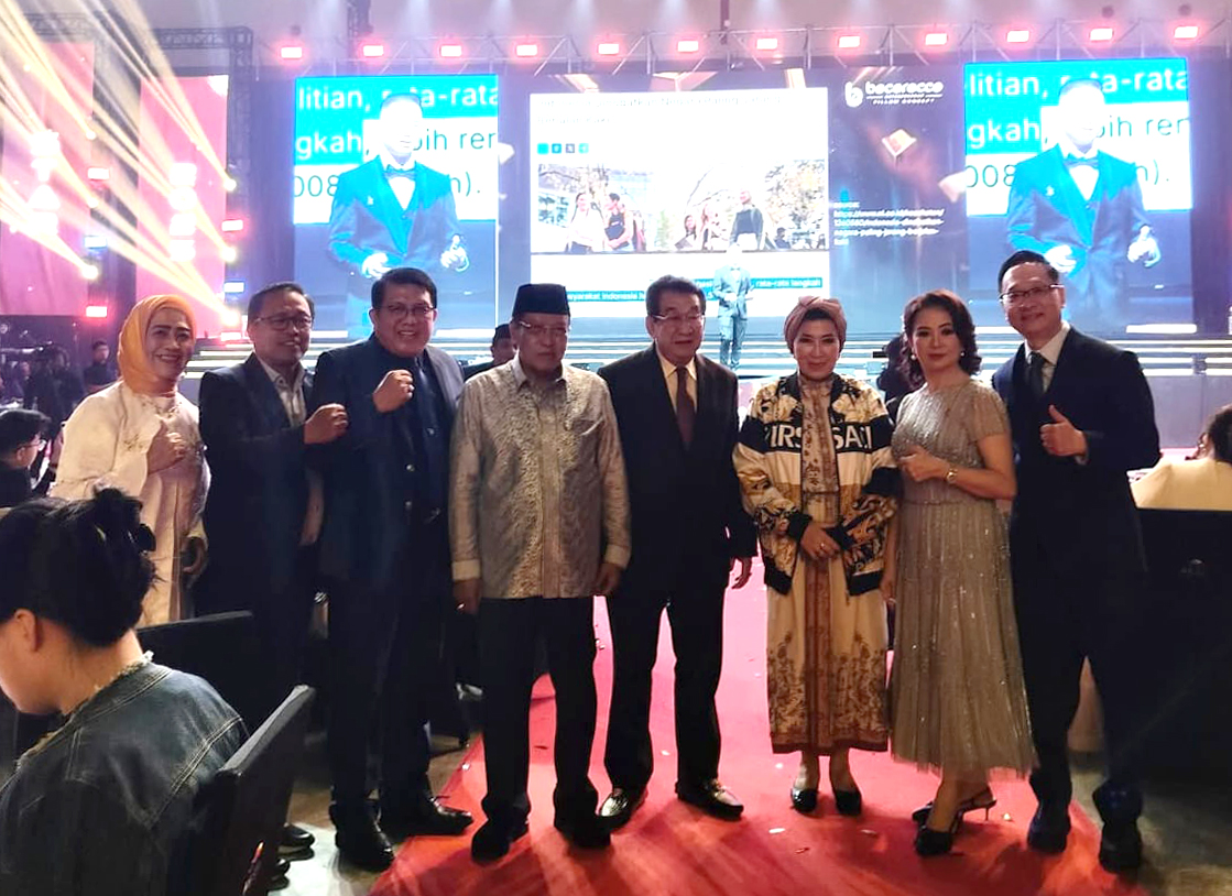 Foto bersama dengan Ketua Umum PBNU Periode 2017, Bapak KH. Said Aqil Siroj dan Bang Anwar Fuadi, Aktor Film dan Selebriti Indonesia, Owner dan Pimpinan Perusahaan, menghadiri undangan pada acara Grand Lounching Bocorocco.